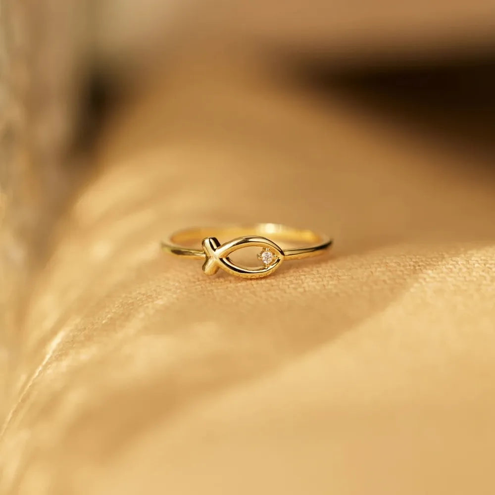 Inlaid Zircon Fish Ring
